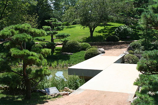 512px-Chicago_Botanic_Garden_-_Zig_Zag_Bridge