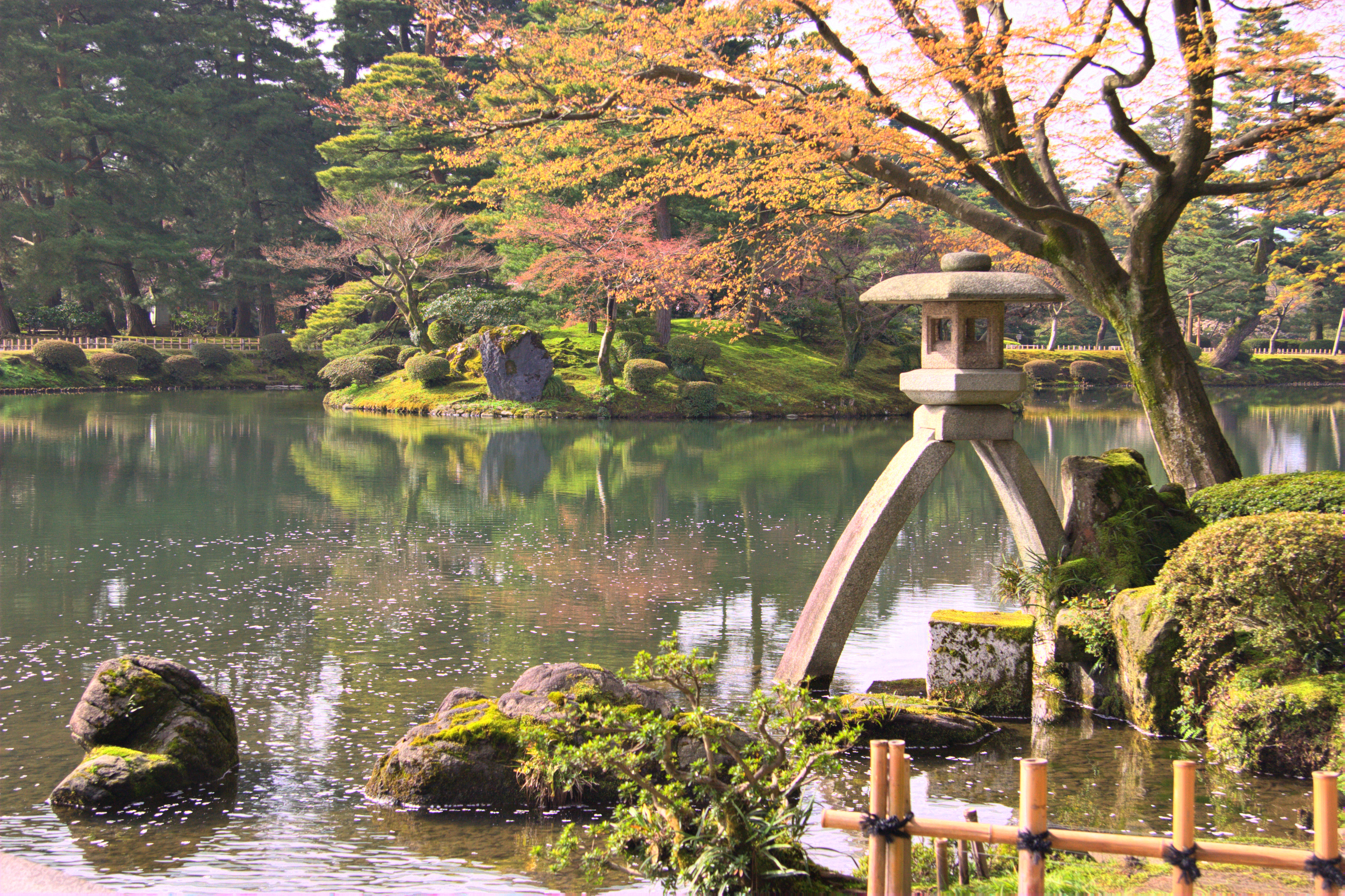 Kenrokuen_garden,_Kanazawa,_Japan