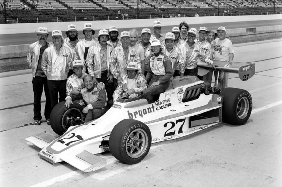 indycar-indy-500-1977-janet-guthrie-rolla-vollstedt-and-the-crew